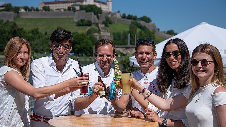 Amelie Reigl (von links), Leonard Landois, Christian Papay, Jochen Würtheim, Meliz Kaya und Theresa Hägler freuen sich auf die White Party am Stadtstrand. Amelie Reigl (von links), Leonard Landois, Christian Papay, Jochen Würtheim, Meliz Kaya und Theresa Hägler freuen sich auf die White Party am Stadtstrand.