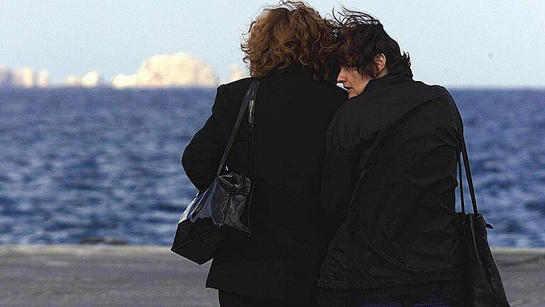 Angehörige am Ort des Fährunglücks       -  Zwei Frauen blicken von der Ägäisinsel Paros aus aufs Meer hinaus &ndash; dorthin, wo die griechische Fähre &bdquo;Express Samina&ldquo; am 26. September 2000 gesunken ist.