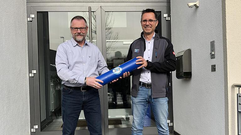 Der Kursstättenleiter am SKZ in Würzburg, Johannes Kocksch (links), übergibt den Staffelstab an den neuen Leiter des SKZ Standortes Horb, Jürgen Kern. Der Kursstättenleiter am SKZ in Würzburg, Johannes Kocksch (links), übergibt den Staffelstab an den neuen Leiter des SKZ Standortes Horb, Jürgen Kern.
