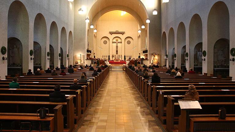 Ostergottesdienste (im Bild die Abteikirche Müsterschwarzach): Die Regierung empfiehlt virtuelle Gottesdienste am diesjährigen Osterfest. Wie gehen Kirchen im Landkreis Kitzingen damit um? Ostergottesdienste (im Bild die Abteikirche Müsterschwarzach): Die Regierung empfiehlt virtuelle Gottesdienste am diesjährigen Osterfest. Wie gehen Kirchen im Landkreis Kitzingen damit um? 