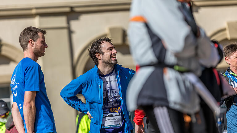 Würzburger Gedächtnislauf       -  Rund 350 Menschen nehmen am Samstag (19.03.22) beim Würzburger Gedächtnislauf teil, der im Innenhof des Rathauses startet. Mit dem Event erinnern die Veranstalter an die Zerstörung Würzburgs am 16. März 1945. Durch die Bilder von Krieg und Zerstörung aus der Ukraine erhält die Veranstaltung in diesem Jahr eine traurige Aktualität.