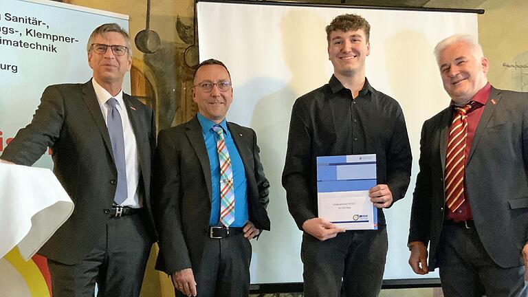 Gratulation für den Jahrgangsbesten Anlagenmechaniker (von links): Handwerkskammerpräsident Michael Bissert, Prüfungsvorsitzender Matthias Nees, prüfungsbester Junggeselle Robin Henig und SHK-Obermeister Werner Rath.