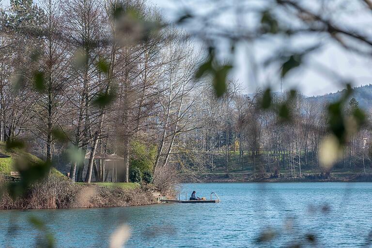 Mehr als die Hälfte der Tour führt am Wasser entlang. Entweder am Niedernberger See (im Bild) oder am Main. Mehr als die Hälfte der Tour führt am Wasser entlang. Entweder am Niedernberger See (im Bild) oder am Main. 