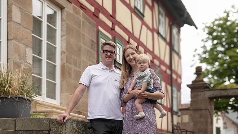 René Bamberger und Jennifer Linder, hier zusammen mit Sohn Veit, haben in Bundorf einen alten Dreiseithof saniert. René Bamberger und Jennifer Linder, hier zusammen mit Sohn Veit, haben in Bundorf einen alten Dreiseithof saniert.