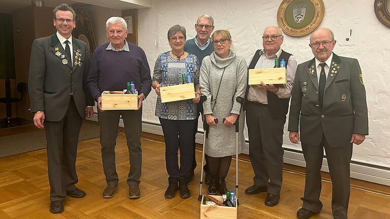 Die RWK-Sieger: Schützenmeister Alexander Schäflein, Jürgen Trütschel, Ursula Zoth, Mannschaftsführer Wolfgang Seuß, Angela Seuß, Rainer Fuchsberger, Sportleiter Reinhard Beutel. Es fehlt Norbert Klement. Die RWK-Sieger: Schützenmeister Alexander Schäflein, Jürgen Trütschel, Ursula Zoth, Mannschaftsführer Wolfgang Seuß, Angela Seuß, Rainer Fuchsberger, Sportleiter Reinhard Beutel. Es fehlt Norbert Klement.