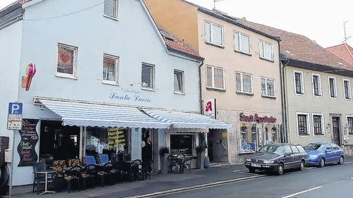 Zwei Parkplätze (rechts) dienen Lucia Cavalieri-Guida nach Geschäftsschluss der Apotheke bisher als zusätzliche Fläche für die Außenbewirtung.
