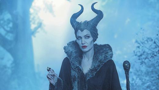 Knallrote Lippen, imposantes Hörnerpaar: Angelina Jolie als Fantasy-Domina in „Maleficent – Die dunkle Fee“. Knallrote Lippen, imposantes Hörnerpaar: Angelina Jolie als Fantasy-Domina in „Maleficent – Die dunkle Fee“.