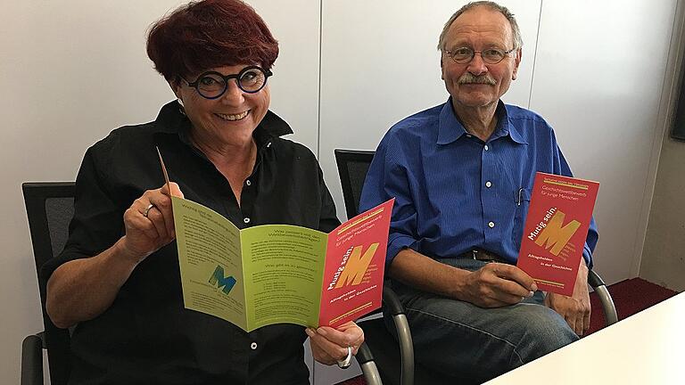 Freuen sich auf viele tolle Beiträge: Johanna Bonengel und Klaus Hofmann von der Initiative gegen das Vergessen präsentieren den Flyer für den dritten Geschichtswettbewerb, der nun gestartet wurde. Gesucht werden Geschichten über mutige, unangepasste Alltagshelden. Freuen sich auf viele tolle Beiträge: Johanna Bonengel und Klaus Hofmann von der Initiative gegen das Vergessen präsentieren den Flyer für den dritten Geschichtswettbewerb, der nun gestartet wurde. Gesucht werden Geschichten über mutige, unangepasste Alltagshelden.