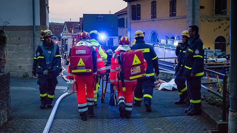 Organisator und Ortsvorsitzender des THW Harald Lotter (rechts) beobachtet genau das Übungsszenario. Organisator und Ortsvorsitzender des THW Harald Lotter (rechts) beobachtet genau das Übungsszenario.