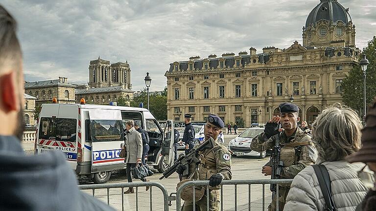 Messerattacke in Paris       -  Polizeibeamte und Soldaten versperrten den Weg nahe der Pariser Polizeipräfektur nach einer Messerattacke. Bei dem Angriff in der Präfektur starben am 3. Oktober fünf Menschen, vier Opfer und der Angreifer.