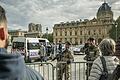 Messerattacke in Paris       -  Polizeibeamte und Soldaten versperrten den Weg nahe der Pariser Polizeipräfektur nach einer Messerattacke. Bei dem Angriff in der Präfektur starben am 3. Oktober fünf Menschen, vier Opfer und der Angreifer.