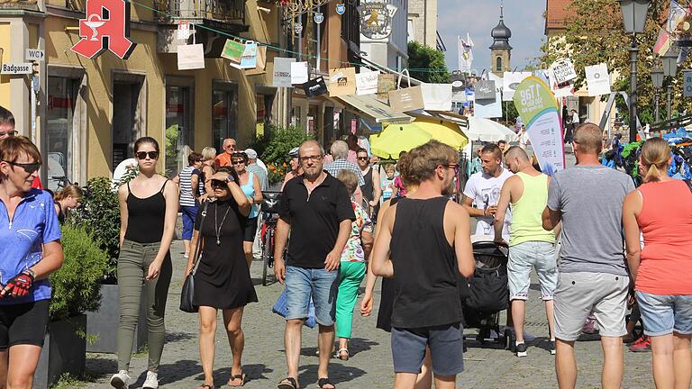 So sieht der Einzelhandel die Kitzinger Innenstadt am liebsten. Aber wie lange wird es diese Wimmelbilder angesichts des rasant wachsenden Online-Handels noch geben? So sieht der Einzelhandel die Kitzinger Innenstadt am liebsten. Aber wie lange wird es diese Wimmelbilder angesichts des rasant wachsenden Online-Handels noch geben?