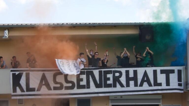 Klassenerhalt oder Abstieg? Auch für die U 15 des FC Sand stellt sich die Frage, ob das Team in der kommenden Saison erneut in der Bayernliga an den Start geht. Klassenerhalt oder Abstieg? Auch für die U 15 des FC Sand stellt sich die Frage, ob das Team in der kommenden Saison erneut in der Bayernliga an den Start geht.