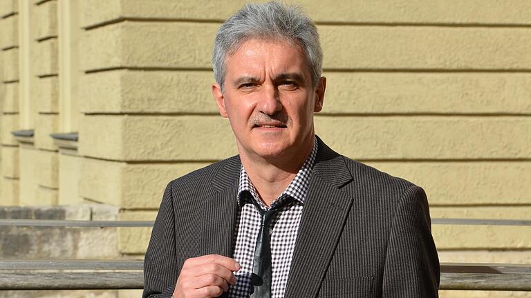 Hans-Joachim Lauth ist seit 2008 Inhaber des Lehrstuhls für Vergleichende Politikwissenschaft und Systemlehre an der Universität Würzburg. Hans-Joachim Lauth ist seit 2008 Inhaber des Lehrstuhls für Vergleichende Politikwissenschaft und Systemlehre an der Universität Würzburg.
