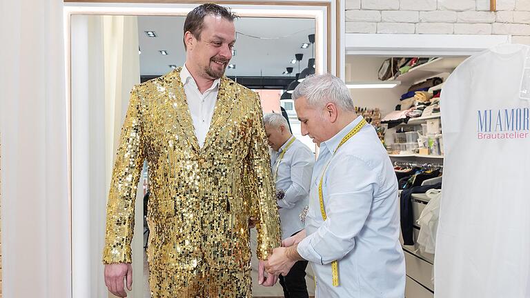 Der Würzburger Simon Förtig hat sich von Manuel Ibrahim einen goldenen Faschingsanzug nähen lassen. Der Würzburger Simon Förtig hat sich von Manuel Ibrahim einen goldenen Faschingsanzug nähen lassen.