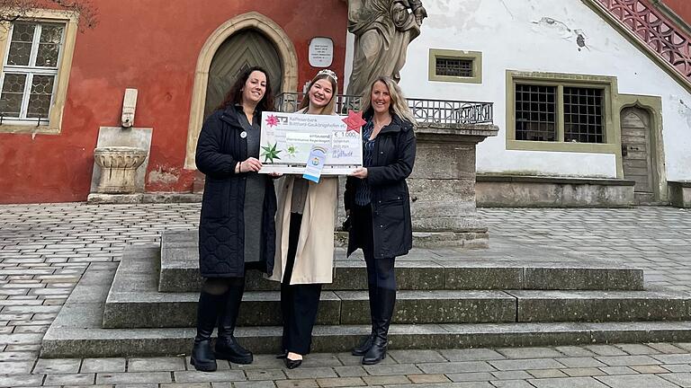 Spendenscheckübergabe an die Elterninitiative der Station Regenbogen vertreten durch (von links) Miriam Geißendörfer, die Ochsenfurter Zuckerfee Magdalena Gebhardt und Arlena Ridler, Leitung der Tourist Information Ochsenfurt. Spendenscheckübergabe an die Elterninitiative der Station Regenbogen vertreten durch (von links) Miriam Geißendörfer, die Ochsenfurter Zuckerfee Magdalena Gebhardt und Arlena Ridler, Leitung der Tourist Information Ochsenfurt.