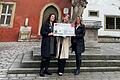 Spendenscheckübergabe an die Elterninitiative der Station Regenbogen vertreten durch (von links) Miriam Geißendörfer,  die Ochsenfurter Zuckerfee Magdalena Gebhardt und Arlena Ridler, Leitung der Tourist Information Ochsenfurt.