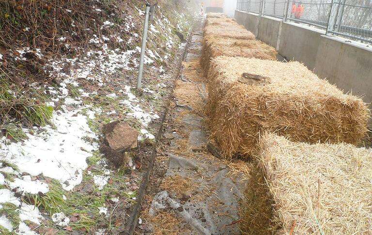 Diese Strohballen sollten den herabfallenden, tonnenschweren Felsbrocken abfedern. Diese Strohballen sollten den herabfallenden, tonnenschweren Felsbrocken abfedern.