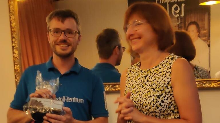 Übergabe eines kleinen Präsents durch die Ortsvorsitzende Anja Baier an den Referenten Mathias Ruckdeschel.