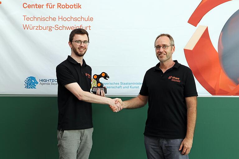Lucas Reinhart (links), wissenschaftlicher Mitarbeiter am CERI, wurde in einer Doppelfunktion von CERI-Leiter Prof. Dr. Tobias Kaupp geehrt. Lucas Reinhart (links), wissenschaftlicher Mitarbeiter am CERI, wurde in einer Doppelfunktion von CERI-Leiter Prof. Dr. Tobias Kaupp geehrt.