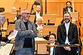 'Ich war nicht immer guter Laune': Franz Peter Fischer (Mitte) bei seiner Verabschiedung zwischen Zweitem Konzertmeister Alexander Zeiher (links) und Generalmusikdirektor Enrico Calesso.