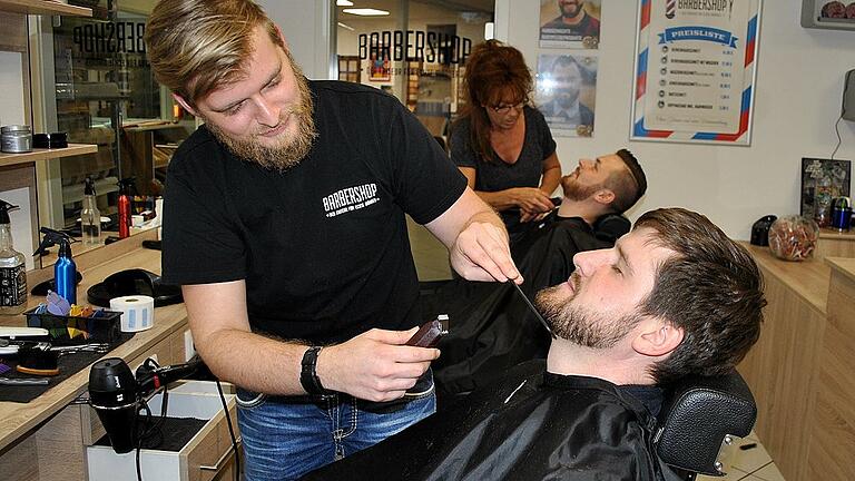 Es gibt nur wenige Barbershops auf dem Land, und die haben viel zu tun: Fast 70 Prozent der Kunden lassen Haare und Bart schneiden oder nur den Bart pflegen, berichtet Friseur Michael Abschütz. Im Hintergrund Friseurin Ulli Roman.