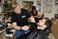 Es gibt nur wenige Barbershops auf dem Land, und die haben viel zu tun: Fast 70 Prozent der Kunden lassen Haare und Bart schneiden oder nur den Bart pflegen, berichtet Friseur Michael Abschütz. Im Hintergrund Friseurin Ulli Roman.