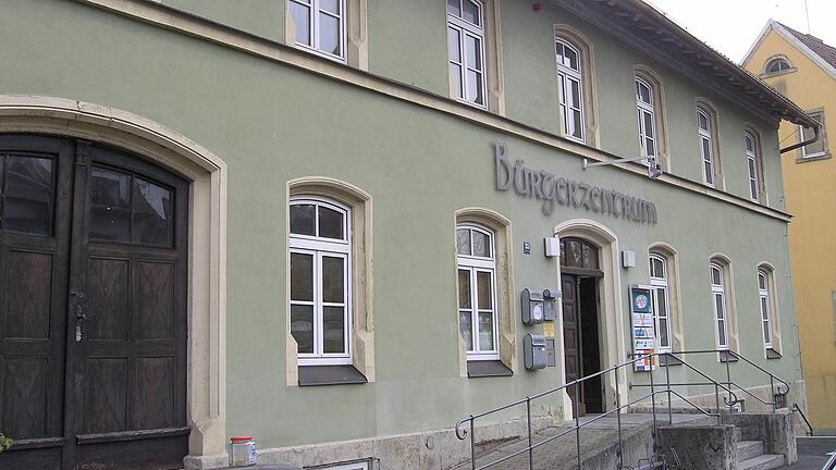 Die Türen des Kitzinger Bürgerzentrums sind mittlerweile geschlossen. Aber die Frage bleibt: wohin mit den Vereinen? Die Türen des Kitzinger Bürgerzentrums sind mittlerweile geschlossen. Aber die Frage bleibt: wohin mit den Vereinen?
