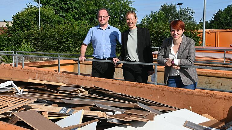 Die Mengen an Altholz in den Wertstoffhöfen des Landkreises Würzburg sind, wie hier in Veitshöchheim, im vergangenen Jahr deutlich gestiegen. Im Bild (von links) Betriebsleiter Team Orange-Betriebsleiter Alexander Pfenning, die Vorständin des Landkreis-Kommunalunternehmens Eva von Vietinghof -Scheel und Nachhaltigkeits-Beauftragte Maria Bethge.