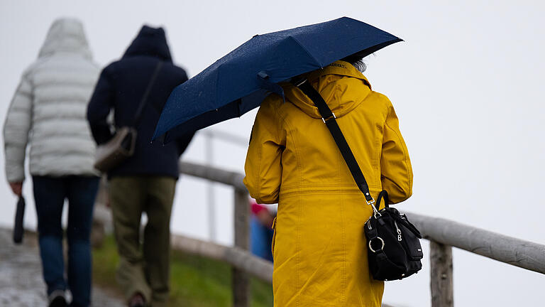 Besser den Regenschirm einpacken: Vor allem am Vormittag wird das Wetter in Bayern eher ungemütlich. Foto: - Besser den Regenschirm einpacken: Vor allem am Vormittag wird das Wetter in Bayern eher ungemütlich. Besser den Regenschirm einpacken: Vor allem am Vormittag wird das Wetter in Bayern eher ungemütlich. Foto: - Besser den Regenschirm einpacken: Vor allem am Vormittag wird das Wetter in Bayern eher ungemütlich.
