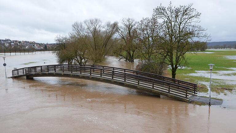 Die Saalewiesen zwischen Bad Neustadt und Salz haben sich in einen See verwandelt. Die Brücke ragt wie eine Insel aus dem Wasser. Die Saalewiesen zwischen Bad Neustadt und Salz haben sich in einen See verwandelt. Die Brücke ragt wie eine Insel aus dem Wasser.