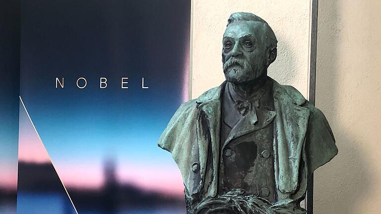 Bekanntgabe der Nobelpreisträger       -  Eine Büste von Alfred Nobel steht im Stockholmer Karolinska-Institut, wo am Montag die Medizin-Nobelpreisträger gekürt werden.