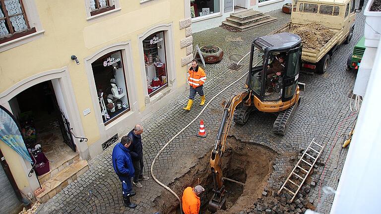Mit vereinten Kräften und entsprechendem Gerät rückten die Mitarbeiter der Tiefbaufirma Detsch und die für die Trinkwasserversorgung zuständigen städtischen Mitarbeiter am Freitag dem jüngsten Wasserrohrbruch in der Spitalstraße zu Leibe. Mit vereinten Kräften und entsprechendem Gerät rückten die Mitarbeiter der Tiefbaufirma Detsch und die für die Trinkwasserversorgung zuständigen städtischen Mitarbeiter am Freitag dem jüngsten Wasserrohrbruch in der Spitalstraße zu Leibe.