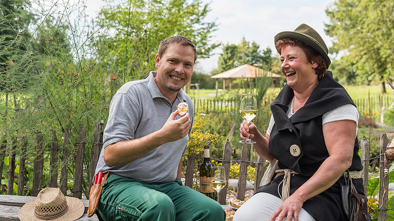 Der Kräutergarten in Gerolzhofen ist ein Steckenpferd von 'Kräuterhexe' Rita Popp, hier im Bild mit dem Gerolzhöfer Stadtgärtner Andre Ditterich.