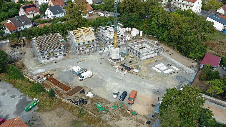 Die Großbaustelle in der Innenstadt von Bad Königshofen aus der Vogelperspektive. Auf dem Gelände einer ehemaligen Ziegelei entstehen 16 Doppelhaushälften, die im kommenden Jahr alle fertiggestellt sein sollen. Die Großbaustelle in der Innenstadt von Bad Königshofen aus der Vogelperspektive. Auf dem Gelände einer ehemaligen Ziegelei entstehen 16 Doppelhaushälften, die im kommenden Jahr alle fertiggestellt sein sollen.