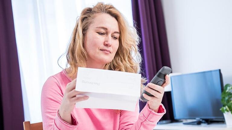 Da ruf' ich gleich an: Wenn offenbar etwas mit der Rechnung nicht stimmt, sollten Verbraucherinnen und Verbraucher nicht zögern, ihren Handy- oder Festnetzanbieter zu kontaktieren. Foto: Christin Klose/dpa-tmn - Vom Festnetz ins Mobilfunknetz zu telefonieren kann teuer werden. Da ruf' ich gleich an: Wenn offenbar etwas mit der Rechnung nicht stimmt, sollten Verbraucherinnen und Verbraucher nicht zögern, ihren Handy- oder Festnetzanbieter zu kontaktieren. Foto: Christin Klose/dpa-tmn - Vom Festnetz ins Mobilfunknetz zu telefonieren kann teuer werden.