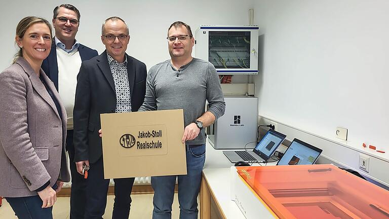 Die digitale Ausstattung wurde in der Jakob-Stoll-Realschule nochmals aufgestockt. Das Bild zeigt von links: Bürgermeisterin Judith Roth-Jörg, Roman Kruse, Informationstechnischer Berater digitale Bildung des Ministerialbeauftragten für die Realschulen in Unterfranken, Schulleiter Alexander Röhrer und Beratungsrektor Florian Holzinger. Die digitale Ausstattung wurde in der Jakob-Stoll-Realschule nochmals aufgestockt. Das Bild zeigt von links: Bürgermeisterin Judith Roth-Jörg, Roman Kruse, Informationstechnischer Berater digitale Bildung des Ministerialbeauftragten für die Realschulen in Unterfranken, Schulleiter Alexander Röhrer und Beratungsrektor Florian Holzinger.