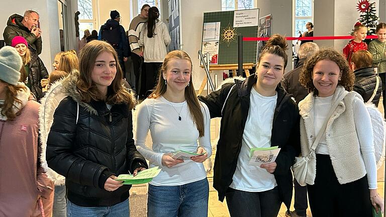 Am Eingang der Aula empfingen Schülerinnen der SMV die Besucher des Weihnachtsbasars, um sie über die vielseitigen Angebote des Weihnachtsbasars zu informieren. Am Eingang der Aula empfingen Schülerinnen der SMV die Besucher des Weihnachtsbasars, um sie über die vielseitigen Angebote des Weihnachtsbasars zu informieren.