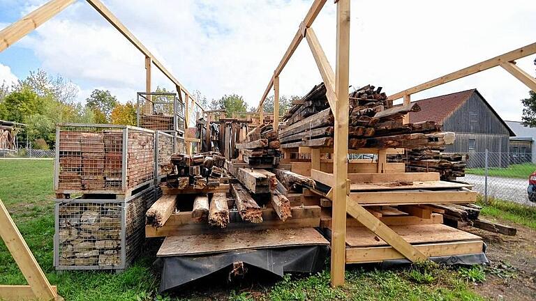 Die Allersheimer Synagoge sicher verwahrt - (gk) Sicher verpackt wartet die ehemalige Synagoge aus Allersheim im Depot des Fränkischen Freilandmuseums Bad Windsheim auf seine Wiederauferstehung. Vor einem Jahr war mit dem Abbau des stark beschädigten jüdischen Gebetshauses begonnen worden. Historiker sehen darin ein seltenes Zeugnis des fränkischen Landjudentums. Da sie an ihrem ursprünglichen Standort nicht zu erhalten war, waren alle Bauteile – vom Dach, den Wänden bis zur Mikwe (Ritualbad) – ins Freilandmuseums verfrachtet worden. Dort sind die Wände und Holzbalken, ebenso wie zusammengehörende Steinteile vom Sockel oder der Treppe exakt beschriftet. Planen decken die empfindlicheren Teile ab. Über allem wird derzeit ein Dach errichtet, damit die Teile die nächsten Jahre gut überstehen. Restaurator Dieter Gottschalk geht von einem Wiederaufbau in den Jahren 2019 oder 2020 für Als Standort käme zum Beispiel der Bereich bei den Bauernhäusern aus Herrnberchtheim und Mailheim in Frage. In dieser Baugruppe stehen bereits die Rodheimer Kapelle oder das jüngst eingeweihte Büttnerhaus aus Wipfeld. Die Allersheimer Synagoge sicher verwahrt - (gk) Sicher verpackt wartet die ehemalige Synagoge aus Allersheim im Depot des Fränkischen Freilandmuseums Bad Windsheim auf seine Wiederauferstehung. Vor einem Jahr war mit dem Abbau des stark beschädigten jüdischen Gebetshauses begonnen worden. Historiker sehen darin ein seltenes Zeugnis des fränkischen Landjudentums. Da sie an ihrem ursprünglichen Standort nicht zu erhalten war, waren alle Bauteile – vom Dach, den Wänden bis zur Mikwe (Ritualbad) – ins Freilandmuseums verfrachtet worden. Dort sind die Wände und Holzbalken, ebenso wie zusammengehörende Steinteile vom Sockel oder der Treppe exakt beschriftet. Planen decken die empfindlicheren Teile ab. Über allem wird derzeit ein Dach errichtet, damit die Teile die nächsten Jahre gut überstehen. Restaurator Dieter Gottschalk geht von einem Wiederaufbau in den Jahren 2019 oder 2020 für Als Standort käme zum Beispiel der Bereich bei den Bauernhäusern aus Herrnberchtheim und Mailheim in Frage. In dieser Baugruppe stehen bereits die Rodheimer Kapelle oder das jüngst eingeweihte Büttnerhaus aus Wipfeld.