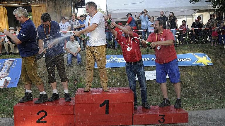 Champagner-Dusche für die Sieger der Standard-Klasse: Den ersten Platz belegte Jürgen Wagner aus Eichelsdorf („Wirtsmobil“), zweiten Platz: Tobias Hetterich und Patrick Scherbaum aus Zeil („Rennvieh“) und den dritten Platz belegten Sven Schuler und Tilo Koch aus Schweinfurt/Hambach („Bad-Mobil“). Champagner-Dusche für die Sieger der Standard-Klasse: Den ersten Platz belegte Jürgen Wagner aus Eichelsdorf („Wirtsmobil“), zweiten Platz: Tobias Hetterich und Patrick Scherbaum aus Zeil („Rennvieh“) und den dritten Platz belegten Sven Schuler und Tilo Koch aus Schweinfurt/Hambach („Bad-Mobil“).