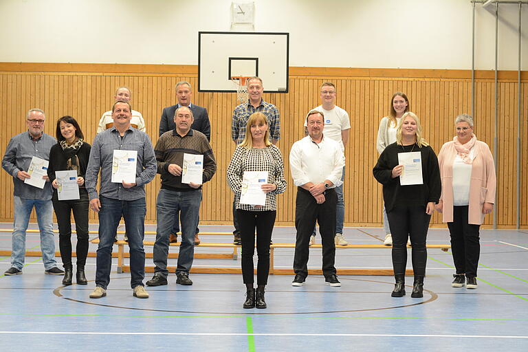 Besonders verdient um die DJK Salz haben sich gemacht (von links): Peter Eschenbach, Silke Hein, Stefan Cornely, Cornelia Leeb, Waldemar Klippert, Heiko Müller (1. Vorsitzender), Michael Hein (2. Vorsitzender) Mariola Prell, Andreas Prell, Kevin Prell, Romina Bauer, Carolin Vogt und Birgit Bauer. Besonders verdient um die DJK Salz haben sich gemacht (von links): Peter Eschenbach, Silke Hein, Stefan Cornely, Cornelia Leeb, Waldemar Klippert, Heiko Müller (1. Vorsitzender), Michael Hein (2. Vorsitzender) Mariola Prell, Andreas Prell, Kevin Prell, Romina Bauer, Carolin Vogt und Birgit Bauer.