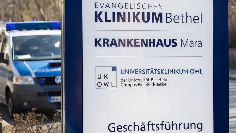 Ein Fahrzeug der Polizei steht an einem Gebäude der Geschäftsführung des Evangelischen Klinikums Bethel. Polizisten durchsuchten das Krankenhaus im Zusammenhang mit Vergewaltigungsvorwürfen gegen einen Arzt. Ein Fahrzeug der Polizei steht an einem Gebäude der Geschäftsführung des Evangelischen Klinikums Bethel. Polizisten durchsuchten das Krankenhaus im Zusammenhang mit Vergewaltigungsvorwürfen gegen einen Arzt.
