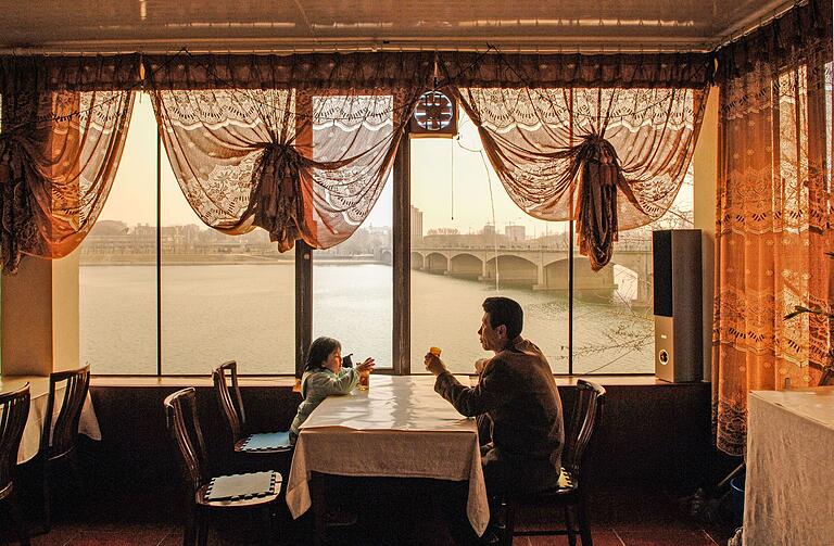 Aus Korea+Korea: Restaurant Okryu mit Blick auf die Okryu-Brücke, Pjöngjang, Nordkorea, 2006 Aus Korea+Korea: Restaurant Okryu mit Blick auf die Okryu-Brücke, Pjöngjang, Nordkorea, 2006