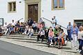 Rund 100 Menschen aller Altersgruppen trafen sich auf der Rathaustreppe zum ersten Altstadtschoppen. Am 18. Juli soll es  gleich eine Fortsetzung geben.