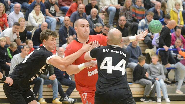 Der serbische Neuzugang Nikola Becejac (Mitte, auf dem Archivbild attackiert vom Anzinger Kreshnik Krasniqi/Nummer 44) zählt vor dem Spiel beim TV Erlangen-Bruck zum Trio der Angeschlagenen im Team des TSV Lohr. Der serbische Neuzugang Nikola Becejac (Mitte, auf dem Archivbild attackiert vom Anzinger Kreshnik Krasniqi/Nummer 44) zählt vor dem Spiel beim TV Erlangen-Bruck zum Trio der Angeschlagenen im Team des TSV Lohr.