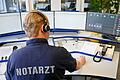 So könnte die Zukunft einer erweiterten Notfallversorgung für Nordbayern aussehen: Die Vitalwerte im Blick und im telemedizinischen Austausch mit dem Rettungsdienst. In Würzburg entsteht der Standort für den Telenotarzt in Nordbayern. Im Bild: Dr. Andreas Klinger.&nbsp;