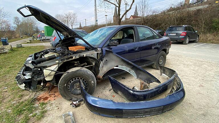 Kunst oder kann das weg? Auf der Gemündener Mainlände steht seit ein paar Wochen ein mittlerweile zu großen Teilen 'dekonstruierter' Audi A4. Kunst oder kann das weg? Auf der Gemündener Mainlände steht seit ein paar Wochen ein mittlerweile zu großen Teilen 'dekonstruierter' Audi A4.