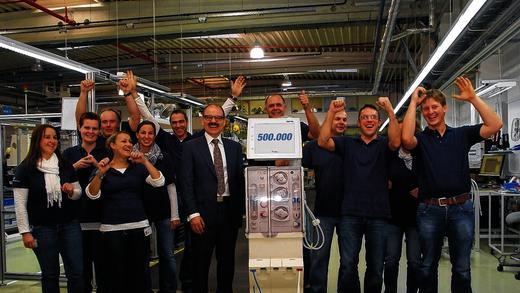 Das 500 000. Dialysegerät: In Schweinfurt wurde gefeiert. Das Jubiläumsgerät nahm Werner Riegel von der Deutschen Nierenstiftung (Bildmitte) entgegen. Das 500 000. Dialysegerät: In Schweinfurt wurde gefeiert. Das Jubiläumsgerät nahm Werner Riegel von der Deutschen Nierenstiftung (Bildmitte) entgegen.