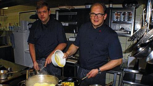 Auf dem Weg in die weite Kochwelt: Noch ist Nick Helfricht (links) Auszubildender bei Thomas Karpf im Bräustüble. Seine Lehrzeit endet aber bald, und er liebäugelt damit, nach Australien zu gehen. Sein Chef hofft, dass es sich der 18-Jährige noch überlegt. Auf dem Weg in die weite Kochwelt: Noch ist Nick Helfricht (links) Auszubildender bei Thomas Karpf im Bräustüble. Seine Lehrzeit endet aber bald, und er liebäugelt damit, nach Australien zu gehen. Sein Chef hofft, dass es sich der 18-Jährige noch überlegt.
