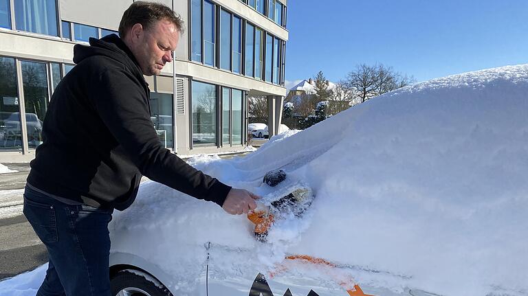 Dirk Märkert hat die Flotte seiner Fahrschulautos schon mal freigekratzt. Bald dürfen sie wieder mit Schülern fahren. Dirk Märkert hat die Flotte seiner Fahrschulautos schon mal freigekratzt. Bald dürfen sie wieder mit Schülern fahren.